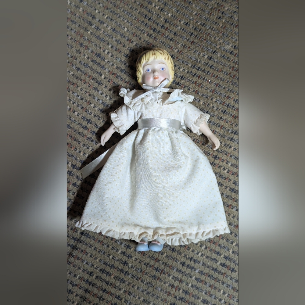 1983 Avon collections Victorian doll